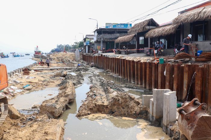 Từ nay đến 30/9, đại diện đơn vị thi công cho biết sẽ hoàn thành phần xây dựng đảm bảo an toàn cho người dân trong mùa mưa báo. Tiếp đó đến hết tháng 12/2026 sẽ hoàn thiện những phần còn lại để bàn giao đưa vào sử dụng.