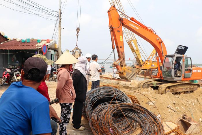Lãnh đạo Ban Quản lý dự án đầu tư xây dựng các công trình giao thông và nông nghiệp Đà Nẵng cho hay, tuyến kè biển An Lương được xây dựng nhằm đảo bảo an toàn cho 600 hộ dân xã Duy Nghĩa, TP Đà Nẵng. Vì vậy, người dân địa phương rất ủng hộ và giám sát để công trình đảm bảo tiến độ cũng như chất lượng.