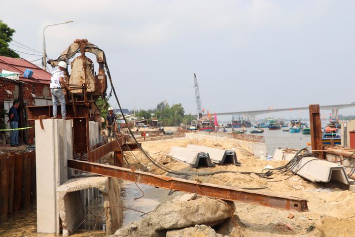 Dự án kè bảo vệ sông Thu Bồn khu vực An Lương và khắc phục xói lở bờ biển Hội An được UBND TP Đà Nẵng bàn hành quyết định về việc ban hành Lệnh xây dựng công trình khẩn cấp nhằm ứng phó và khắc phục ngay hậu quả do xói lở, sạt lở.