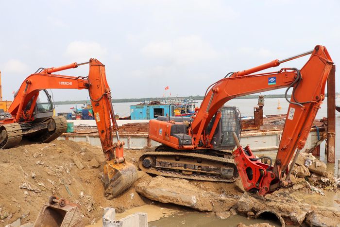 Theo ông Lê Đức Thủy (Công ty Cổ phần Đầu tư Khoáng Sản và Xây dựng New Sun), quản lý thi công dự án tuyến kè An Lương, do những ngày qua địa phương có mưa lớn nên ảnh hưởng việc thi công công trình. Đến nay, tuyến kè đạt khoảng 85% theo tiến độ được giao.