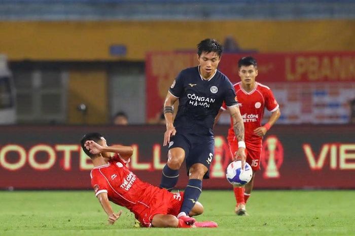 Doãn Ngọc Tân chưa thể trở lại thi đấu sau pha va chạm với Đoàn Văn Hậu. 