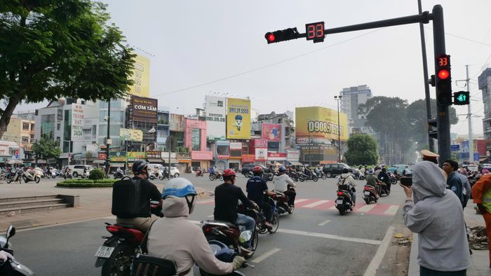 Đèn tín hiệu giao thông được đưa vào thí điểm tại vòng xoay ngã 6 Nguyễn Thị Minh Khai - Nguyễn Văn Cừ - Lý Thái Tổ.
