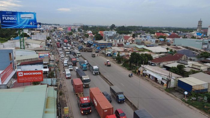 QL51 thường xuyên ùn tắc do lưu lượng phương tiện đông.