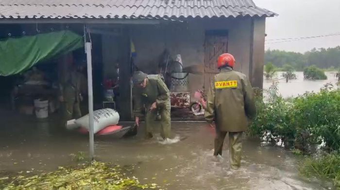 Công an xã Tượng Lĩnh hỗ trợ di chuyển tài sản của người dân bị ngập đến nơi khô ráo, an toàn (Ảnh: CATH).