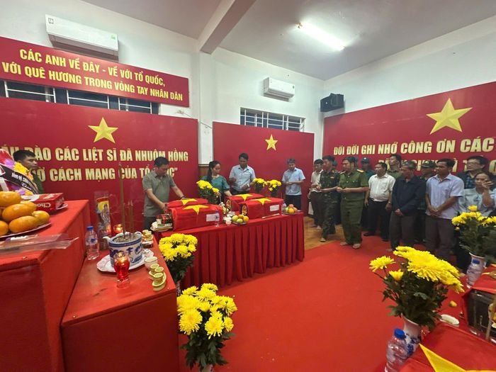 Các phần mộ liệt sĩ tìm thấy tại xã Đặng Thuỳ Trâm được cất bốc và làm lễ truy điệu trước khi an táng vào NTLS xã.