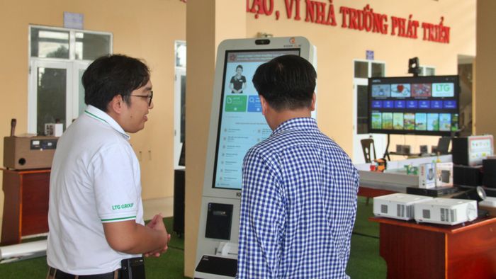 Đại biểu tham dự hội thảo trải nghiệm hệ thống Kiosk dịch vụ công tích hợp tìm kiếm giọng nói, tự động điền biểu mẫu, Kiosk y tế số đo chỉ số sức khỏe và đặt lịch khám...