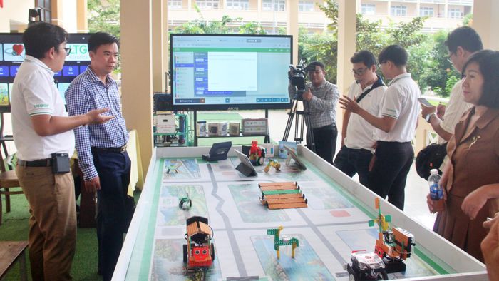 Các đại biểu tham quan mô hình chuyển đổi số của doanh nghiệp tại hội thảo.