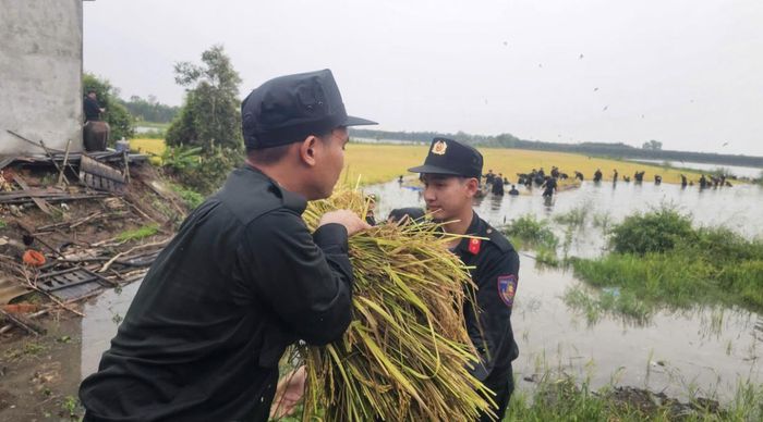 Hoạt động hỗ trợ người dân cũng thể hiện tinh thần “Vì Nhân dân phục vụ” của lực lượng Công an nhân dân. Qua những việc làm cụ thể, cán bộ, chiến sĩ Trung đoàn Cảnh sát cơ động số 9 tiếp tục phát huy tinh thần trách nhiệm, gần dân, sát dân, đồng hành cùng người dân trong tình huống khó khăn.