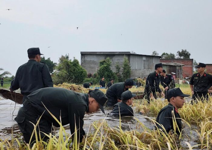 Trong quá trình thực hiện nhiệm vụ, cán bộ, chiến sĩ Trung đoàn Cảnh sát cơ động số 9 phải làm việc trong điều kiện thời tiết bất lợi, địa bàn sản xuất bị ảnh hưởng bởi nước lũ.