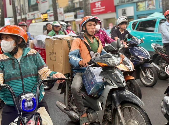 Nhiều tài xế phải tận dụng những khung giờ có nhiều đơn hàng để tăng thu nhập.