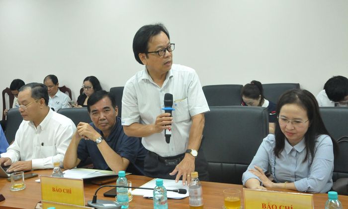 Nhà báo Quang Minh Nhật, Phó trưởng Văn phòng Đại diện Báo Thanh Niên khu vực Tây Nam Bộ đặt câu hỏi  tại buổi buổi họp.