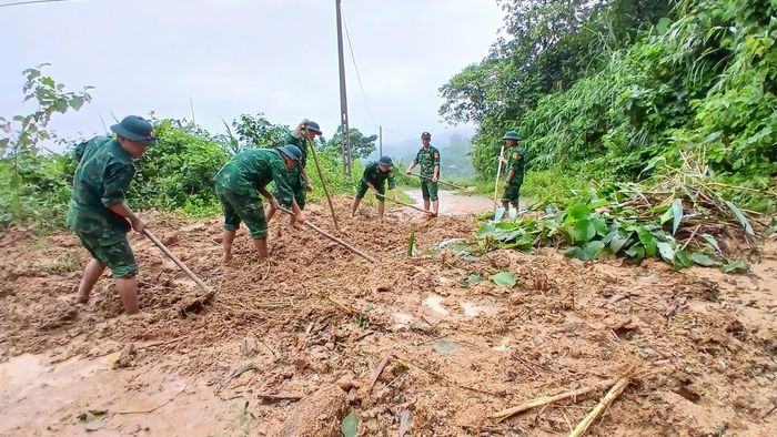 Lực lượng Bộ đội Biên phòng hót dọn đất đá, đảm bảo giao thông tại một vị trí sạt lở do mưa lũ trên tuyến đường thuộc xã Đakrông, tỉnh Quảng Trị.