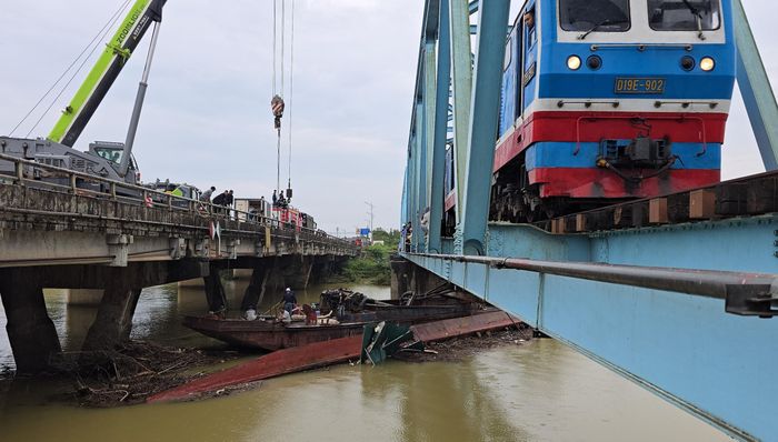 Lực lượng cứu hộ giải cứu thành công chiếc sà lan mắc kẹt dưới cầu đường bộ và cầu đường sắt Mỹ Chánh chiều 14/9.