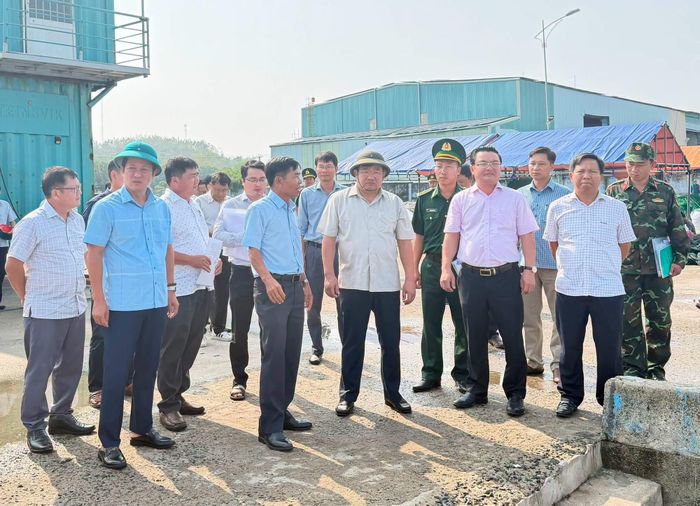 Đoàn kiểm tra công tác trực ban, thông tin cảnh báo, khả năng xử lý tình huống và tổ chức ứng phó khi thiên tai xảy ra (Ảnh: H.V).