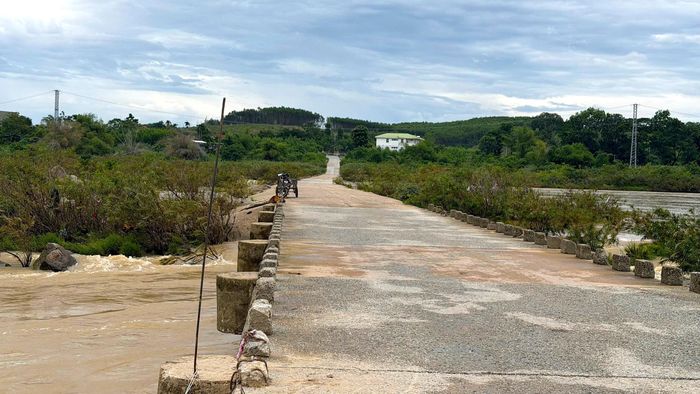 Cầu tràn Thạch Nham sau hơn 30 năm xây dựng đã xuống cấp, thường hư hại sau mỗi mùa mưa lũ (Ảnh: Lê Danh).