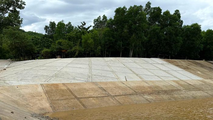 Mái kè phía Bắc hạ lưu công trình bị sụp đổ đã được khắc phục, gia cố ổn định (Ảnh: Lê Danh).