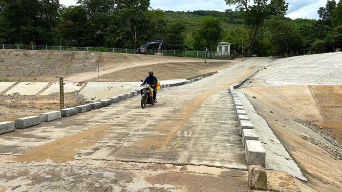 Vị trí bị trôi mặt cầu tràn bê tông đã được khắc phục (Ảnh: Lê Danh).