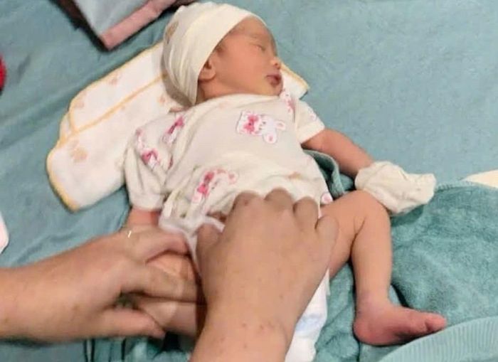 Bé gái bị để lại trước nhà người dân.