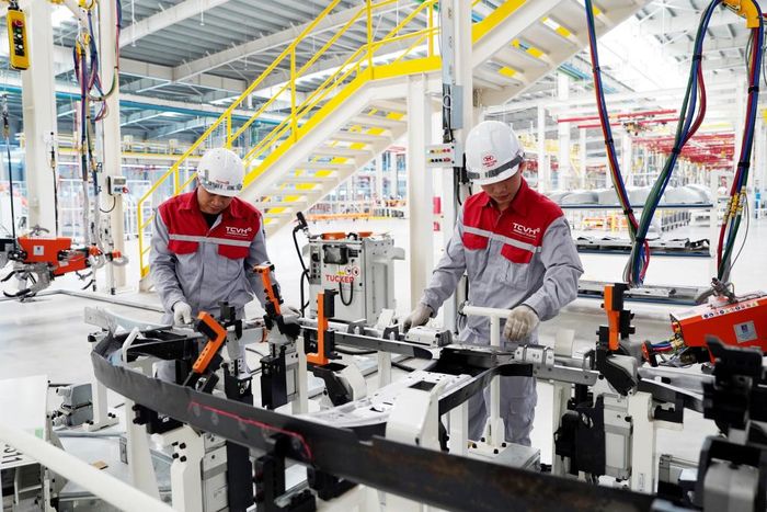 Các chuyên gia căn chỉnh, vận hành thử nghiệm thiết bị tại Nhà máy ô tô Thành Công Việt Hưng thuộc KCN Việt Hưng (phường Hoành Bồ, TP Quảng Ninh).