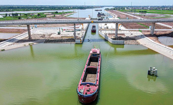 Đường bộ kết nối với đường thủy phát triển vận tải.
