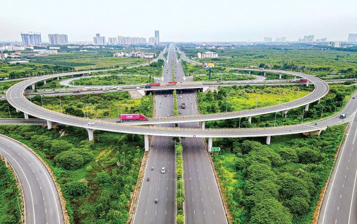 Hệ thống kết cấu hạ tầng giao thông đường bộ Việt Nam đã có sự phát triển mạnh mẽ theo hướng hiện đại, an toàn.