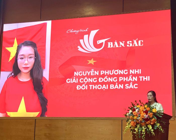 Bạn Nguyễn Phương Nhi, đại diện thí sinh đoạt giải Bản Sắc năm 2025 phát biểu tại họp báo.