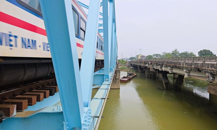Đường sắt Bắc - Nam đoạn qua cầu Mỹ Chánh đã được trả lại tốc độ lưu thông bình thường.