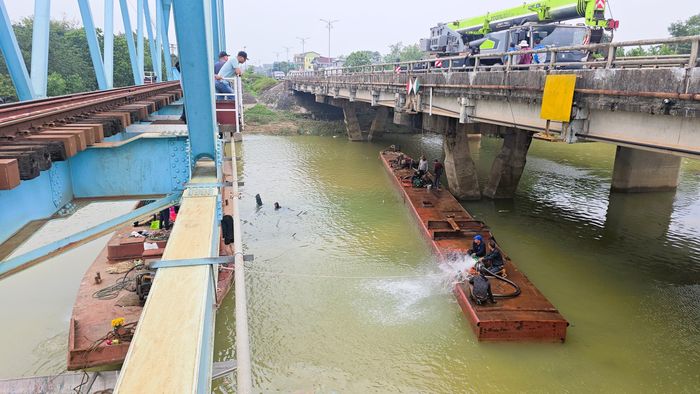 Lực lượng cứu hộ tiếp tục bơm hút nước ra khỏi các khoang của chiếc sà lan.