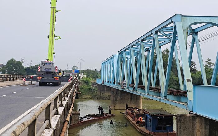 Công tác cứu hộ cơ bản hoàn thành, chiếc xe cẩu tải trọng 55 tấn cũng chuẩn bị di chuyển khỏi khu vực cứu hộ.