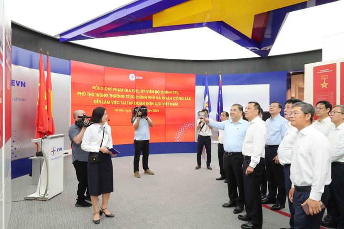 Phó thủ tướng Thường trực Chính phủ Phạm Gia Túc cùng đoàn công tác Chính phủ đã thăm Nhà truyền thống ngành Điện lực Việt Nam. Đây là nơi lưu giữ hơn 760 hình ảnh, hiện vật và tài liệu lịch sử qua các giai đoạn phát triển của ngành.
