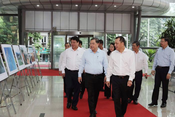 Phó thủ tướng Thường trực Chính phủ Phạm Gia Túc tham quan triển lãm ảnh về ngành Điện lực Việt Nam tại trụ sở Tập đoàn. Những bức ảnh tái hiện sinh động nỗ lực, sự tận tâm của cán bộ, công nhân viên EVN trong đầu tư xây dựng các công trình điện và bảo đảm cung ứng điện phục vụ phát triển kinh tế - xã hội, đời sống nhân dân.