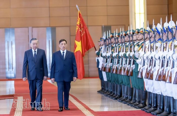Tổng Bí thư, Chủ tịch nước Tô Lâm và Nhà Vua Maha Vajiralongkorn Phra Vajiraklaochaoyuhua duyệt Đội danh dự Quân đội Nhân dân Việt Nam.