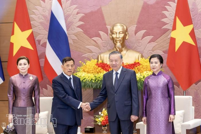 Tổng Bí thư, Chủ tịch nước Tô Lâm cùng Phu nhân và Nhà Vua Maha Vajiralongkorn Phra Vajiraklaochaoyuhua cùng Hoàng hậu chụp ảnh chung trước khi tiến hành hội đàm.
