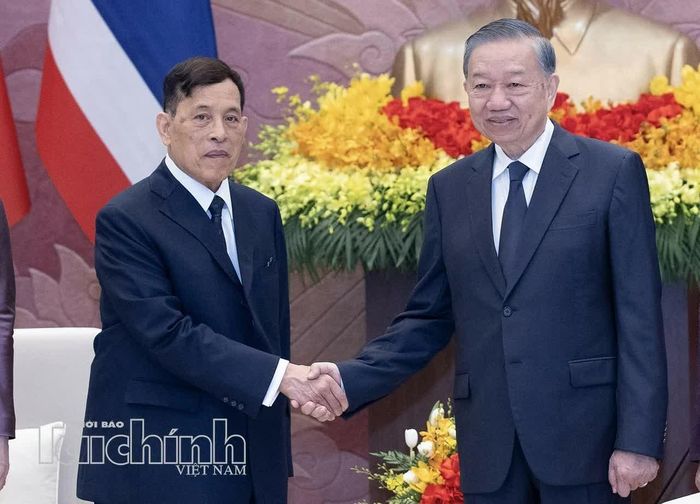 Tổng Bí thư, Chủ tịch nước Tô Lâm và Nhà Vua Maha Vajiralongkorn Phra Vajiraklaochaoyuhua bắt tay trước khi tiến hành hội đàm.