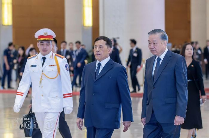 Tổng Bí thư, Chủ tịch nước Tô Lâm và Nhà Vua Maha Vajiralongkorn Phra Vajiraklaochaoyuhua tiến vào phòng hội đàm.
