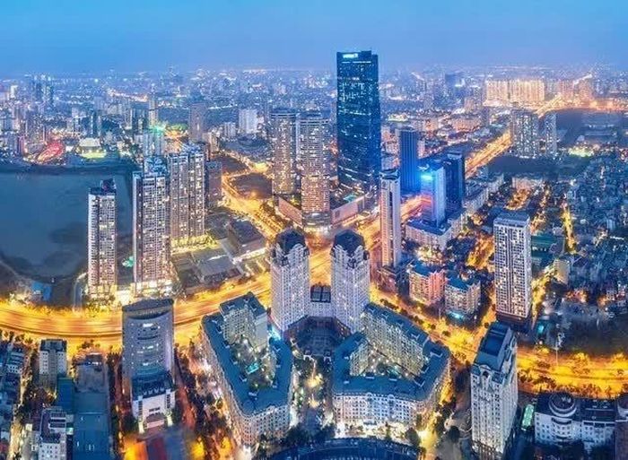 Không gian đô thị trung tâm Hà Nội về đêm, nơi hội tụ các hoạt động tài chính, dịch vụ và thương mại của nền kinh tế Thủ đô. Ảnh: VGP.