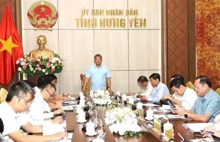 Ông Nguyễn Mạnh Quyền, Chủ tịch UBND tỉnh Hưng Yên chủ trì buổi làm việc về đề xuất làm tuyến đường 10 làn xe kết nối với sân bay Gia Bình.