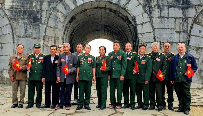 Đoàn cựu chiến binh Trung đoàn Đặc công 429 tham quan Thành Nhà Hồ, huyện Vĩnh Lộc, tỉnh Thanh Hóa, tháng 3/2026. Trong đoàn có nhiều cựu chiến binh trực tiếp tham gia trận đánh căn cứ Bù Bông. Ảnh: Nguyễn Văn Minh.