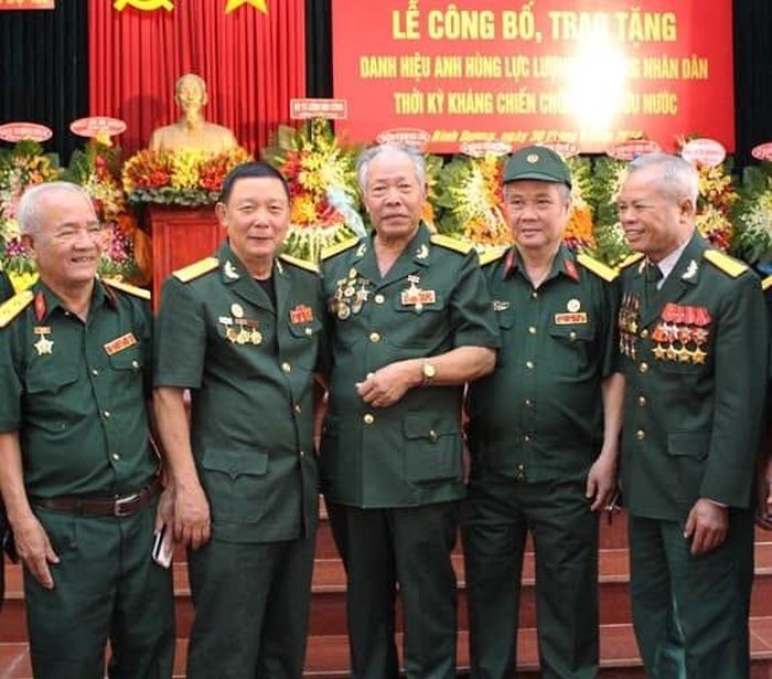 Đồng chí Nguyễn Văn Lân ( thứ 3 trái qua ) trong sự kiện đón nhận danh hiệu Anh hùng lực lượng vũ trang nhân dân được Nhà nước phong tặng