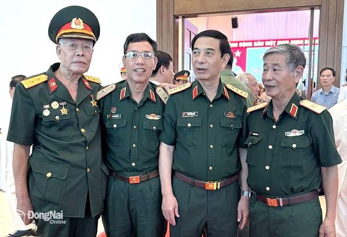 Anh hùng lực lượng vũ trang nhân dân Nguyễn Văn Lân ( thứ 1 bên trái ) nguyên Phó Tham mưu trưởng Trung đoàn Đặc công 429 (người tham gia trực tiếp trận đánh Bù Bông ) chụp ảnh chung với Đại tướng Phan Văn Giang Bộ trưởng Bộ Quốc Phòng. Ảnh: Báo Đồng Nai↵