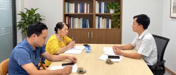 Các đại biểu trao đổi, góp ý hoàn thiện nội dung đề tài tại cuộc họp Hội đồng khoa học Viện Nghiên cứu Văn hóa và Phát triển.