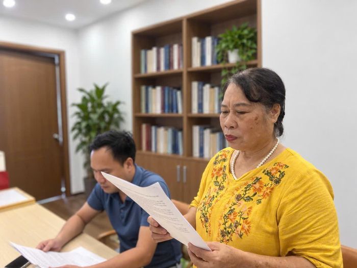 Bà Nghiêm Thị Hằng, chủ nhiệm đề tài, trình bày báo cáo kết quả nghiên cứu trước Hội đồng khoa học.
