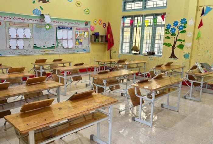 Bàn ghế được xịt rửa sạch sẽ trước khi đón học sinh trở lại trường sau lũ