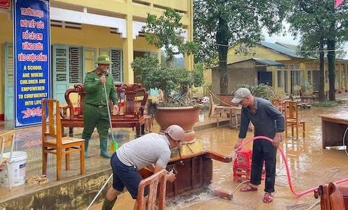Giáo viên, lực lượng công an, quân đội và phụ huynh cùng dọn bùn sau khi nước lũ rút.