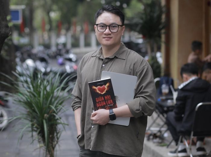 Tiểu thuyết Giữa hai ngọn đánh dấu lần đầu tiên tác giả Lê Đình Trung thử sức với một thể loại văn chương mới