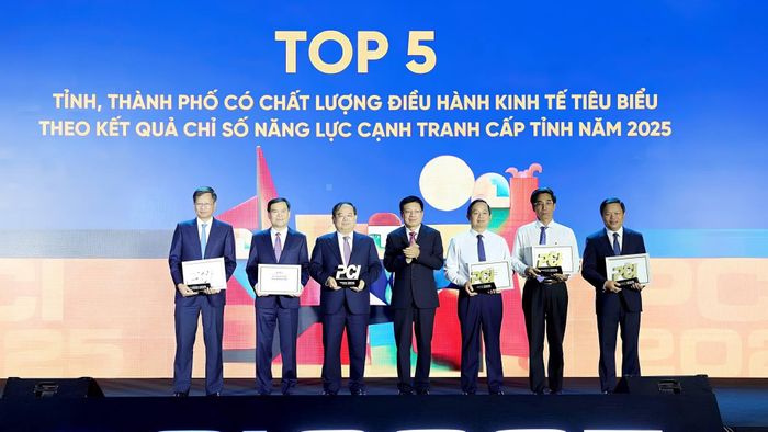  Phó Chủ tịch UBND tỉnh Phú Thọ Phan Trọng Tấn (thứ nhất bìa phải) nhận Kỷ niệm chương và Giấy chứng nhận Top 5 tỉnh, thành phố có chất lượng điều hành kinh tế tiêu biểu theo kết quả chỉ số năng lực cạnh tranh cấp tỉnh (PCI) năm 2025. 
