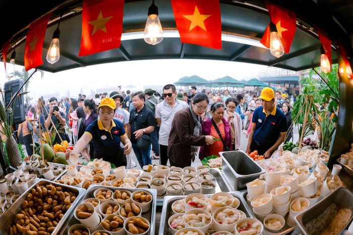 Chợ Lá hấp dẫn du khách tại núi Bà Đen