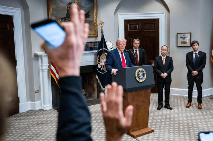 Tổng thống Donald Trump và các nhà lãnh đạo công nghệ trong cuộc họp báo công bố dự án cơ sở hạ tầng trí tuệ nhân tạo (AI) tại Phòng Roosevelt của Nhà Trắng, tháng 1/2025. Ảnh: Haiyun Jiang/The New York Times