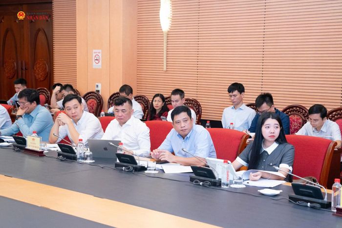 Đại diện các doanh nghiệp hoạt động trong lĩnh vực điện lực tham dự phiên họp