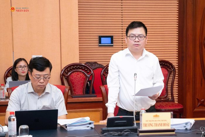 Thứ trưởng Bộ Công Thương Trương Thanh Hoài trình bày tờ trình dự án Luật